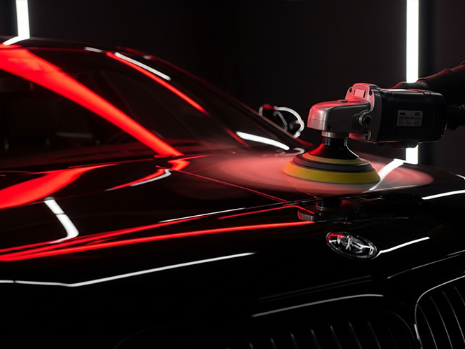 خدمة تلميع السيارات في مركزنا  استعد بريق سيارتك