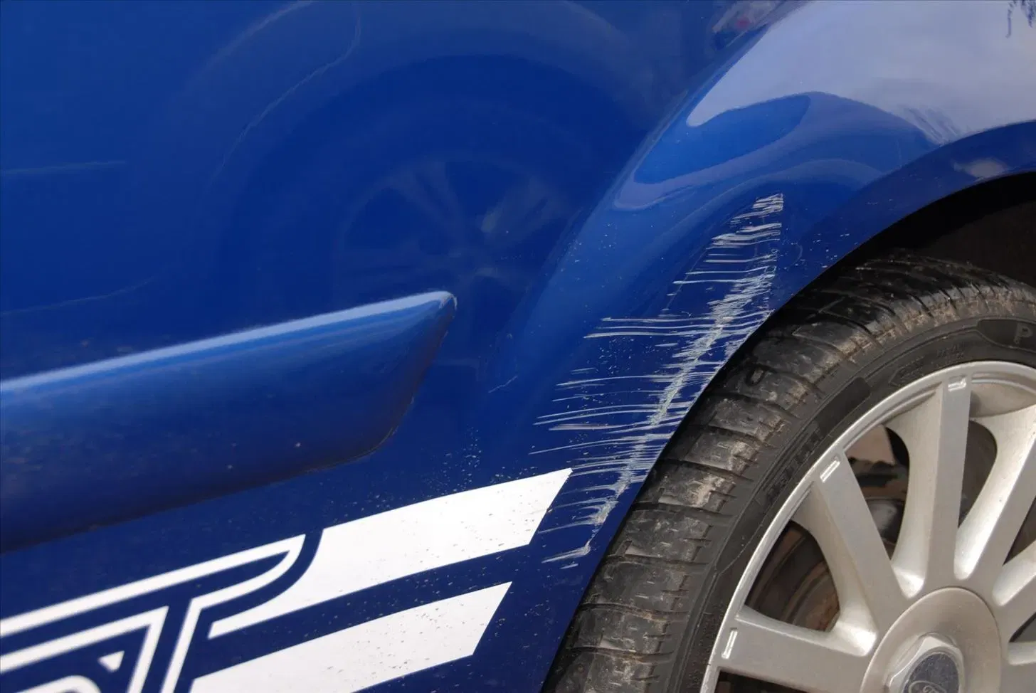 إزالة خدوش السيارة العميقة